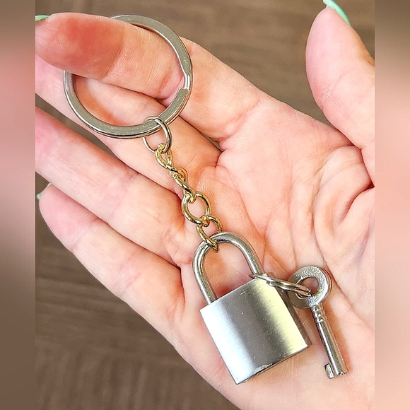 REACTION Kenneth Cole Padlock Keychain RARE - Picture 3 of 6